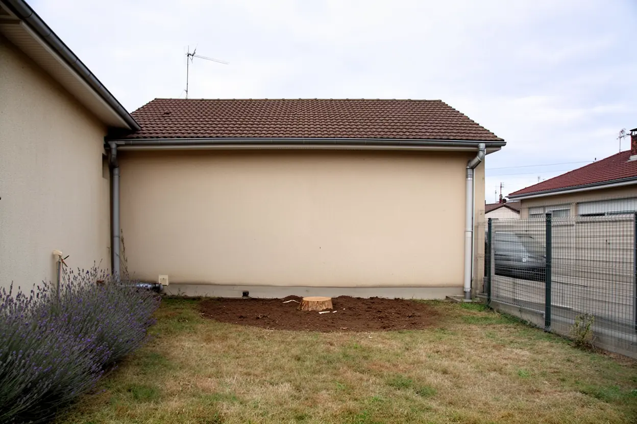 Jardin dégagé après démontage de l'épicéa à Aubière